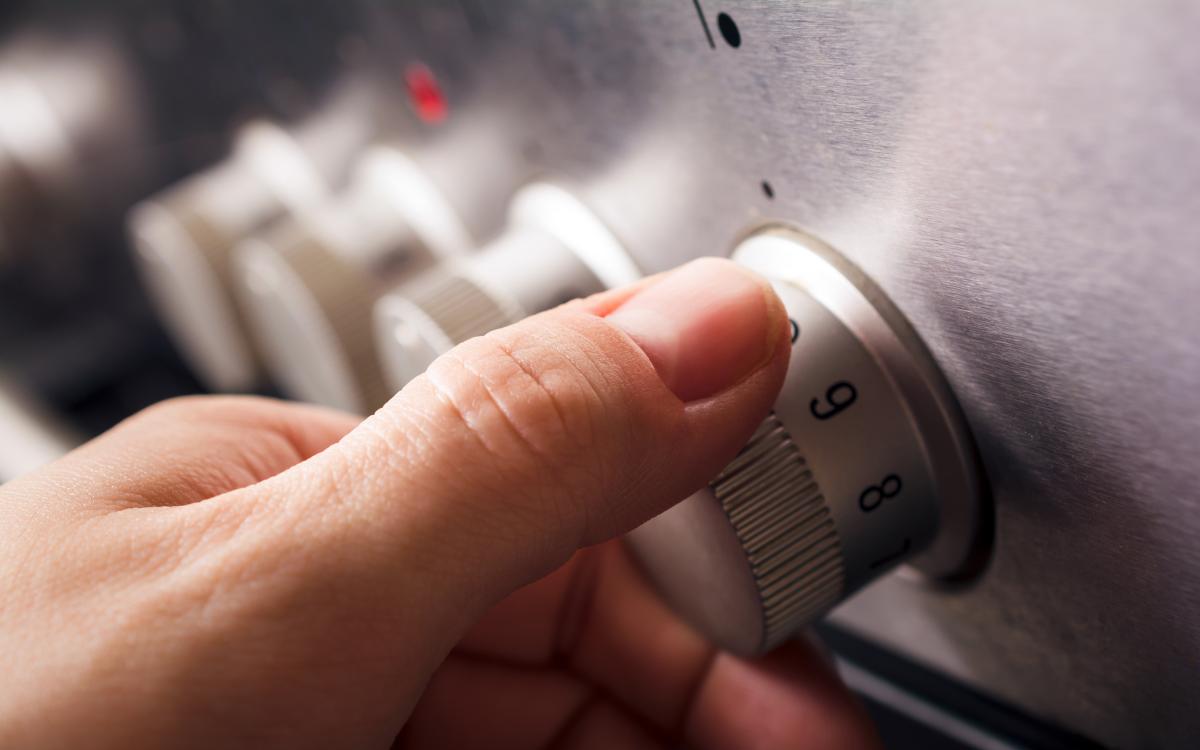 4. Bếp phát ra tiếng “tạch tạch” khi bật